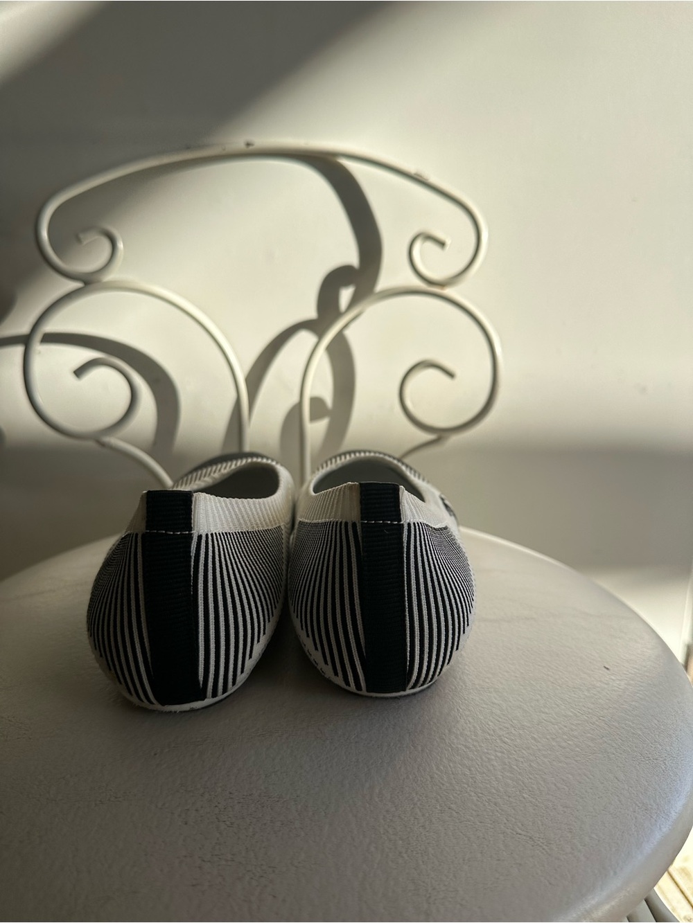 CHANEL Black and Cream Knit Ballet Flats with CC Logo - Picture 7 of 12